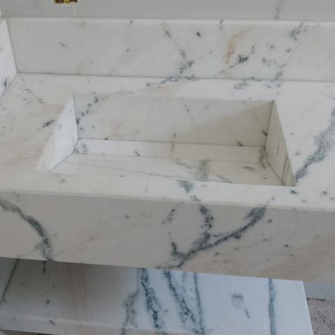 Detalhe da cuba esculpida em mármore branco, com rampa