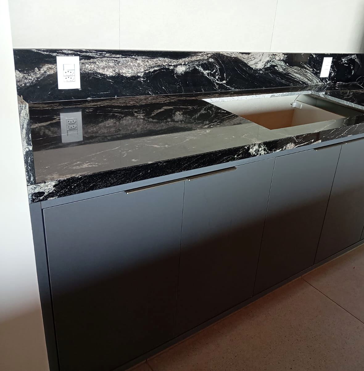Bancada de cozinha em Preto Via Láctea com frontão e recorte para cuba