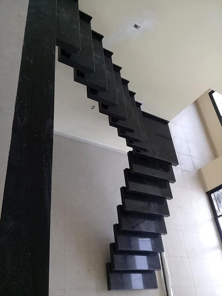Escada em balanço de granito preto vista de baixo
