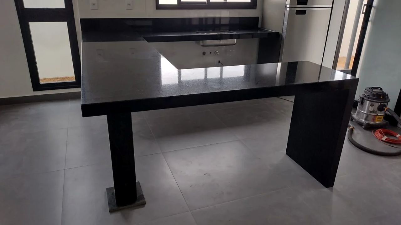Balcão em granito Preto São Gabriel com perna em cascata